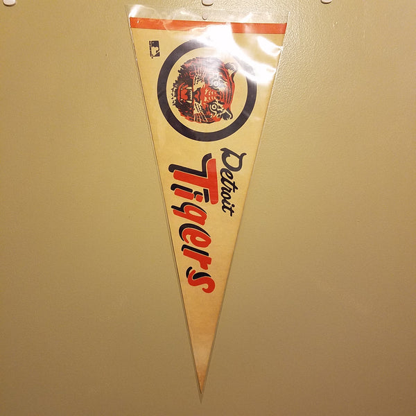 DETROIT TIGERS VINTAGE MLB FELT PENNANT WITH HOLDER