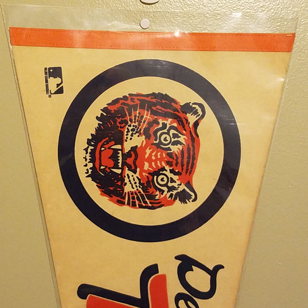 DETROIT TIGERS VINTAGE MLB FELT PENNANT WITH HOLDER