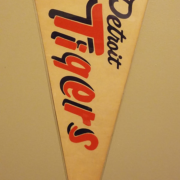 DETROIT TIGERS VINTAGE MLB FELT PENNANT WITH HOLDER