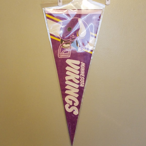 MINNESOTA VIKINGS VINTAGE NFL FELT PENNANT WITH HOLDER