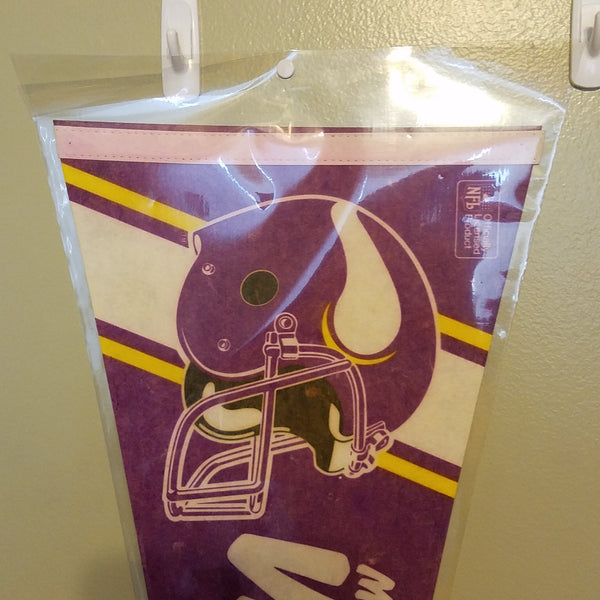 MINNESOTA VIKINGS VINTAGE NFL FELT PENNANT WITH HOLDER