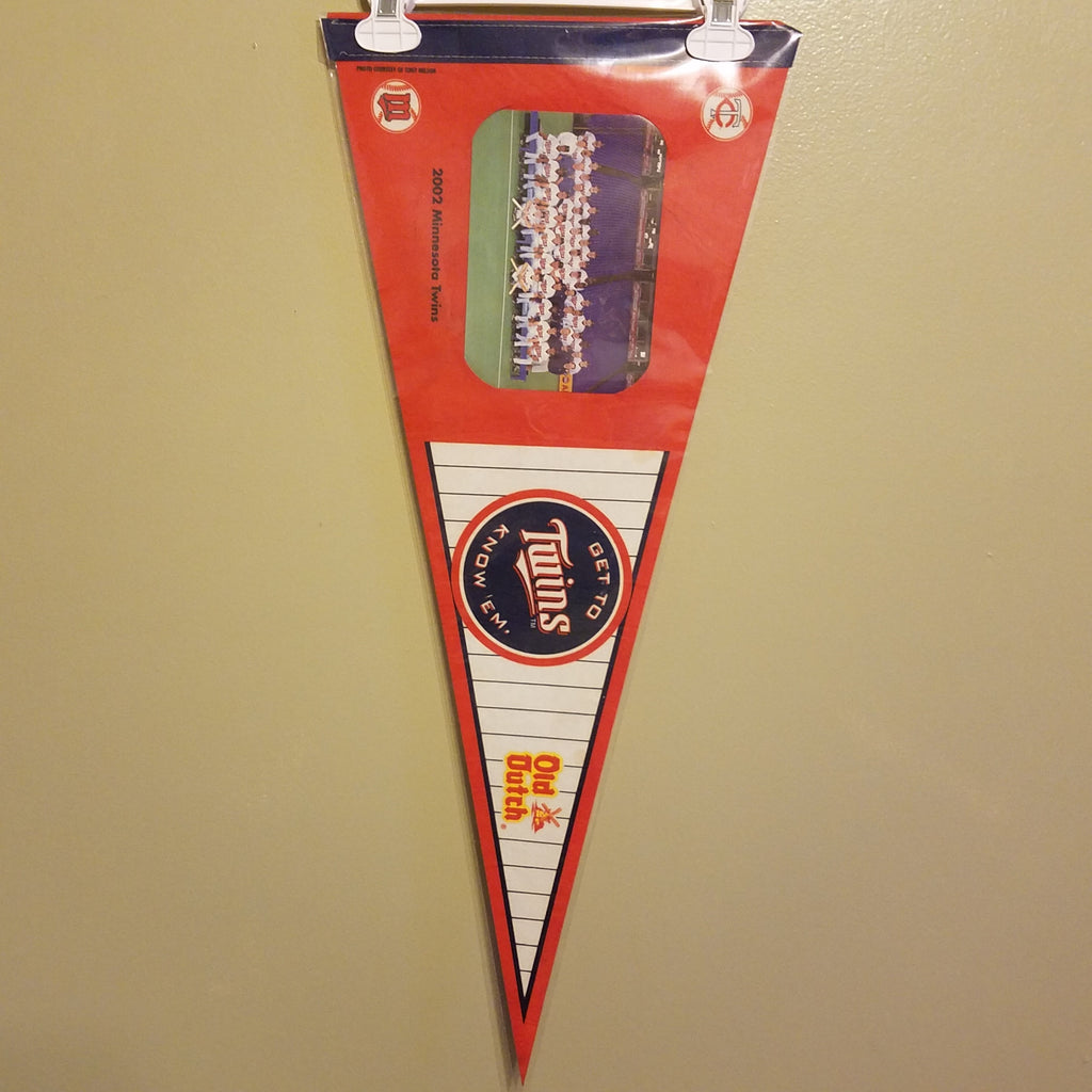 MINNESOTA TWINS 2002 TEAM PHOTO VINTAGE FELT PENNANT WITH HOLDER