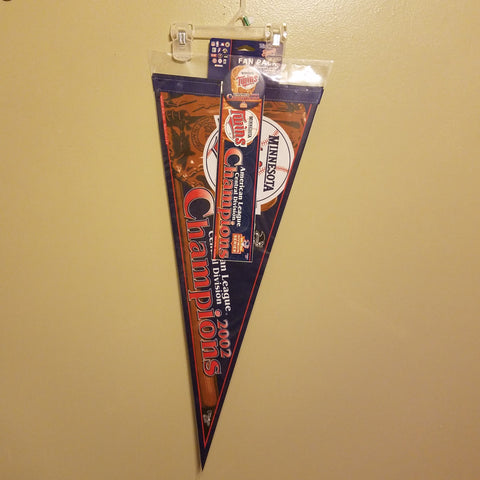 MINNESOTA TWINS 2002 PENNAT SET FELT PENNANT WITH HOLDER