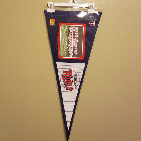 MINNESOTA TWINS 2003 TEAM PHOTO FELT PENNANT WITH HOLDER