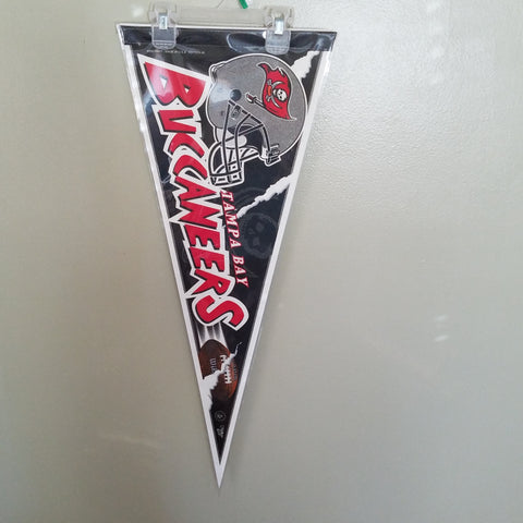 TAMPA BAY BUCCANEERS HELMET VINTAGE FELT PENNANT WITH HOLDER