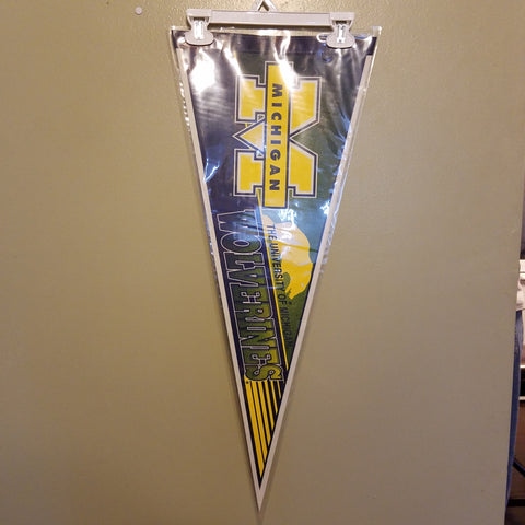 MICHIGAN WOLVERINES NCAA FELT PENNANT WITH HOLDER