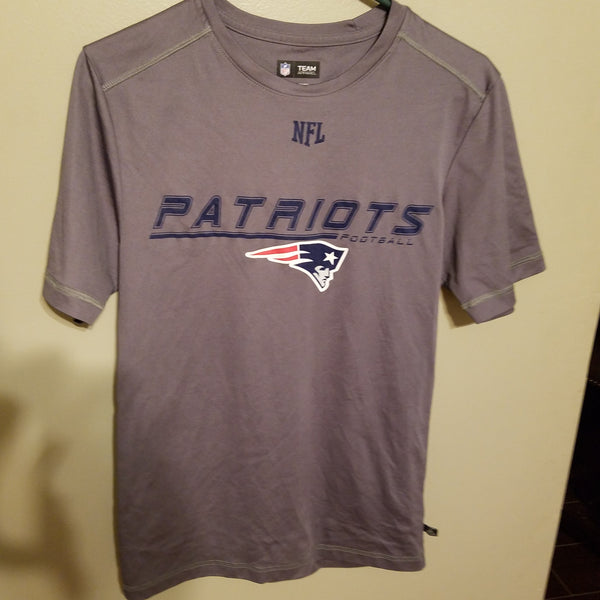 NEW ENGLAND PATRIOTS PERFORMANCE STYLE SHIRT SIZE SMALL ADULT